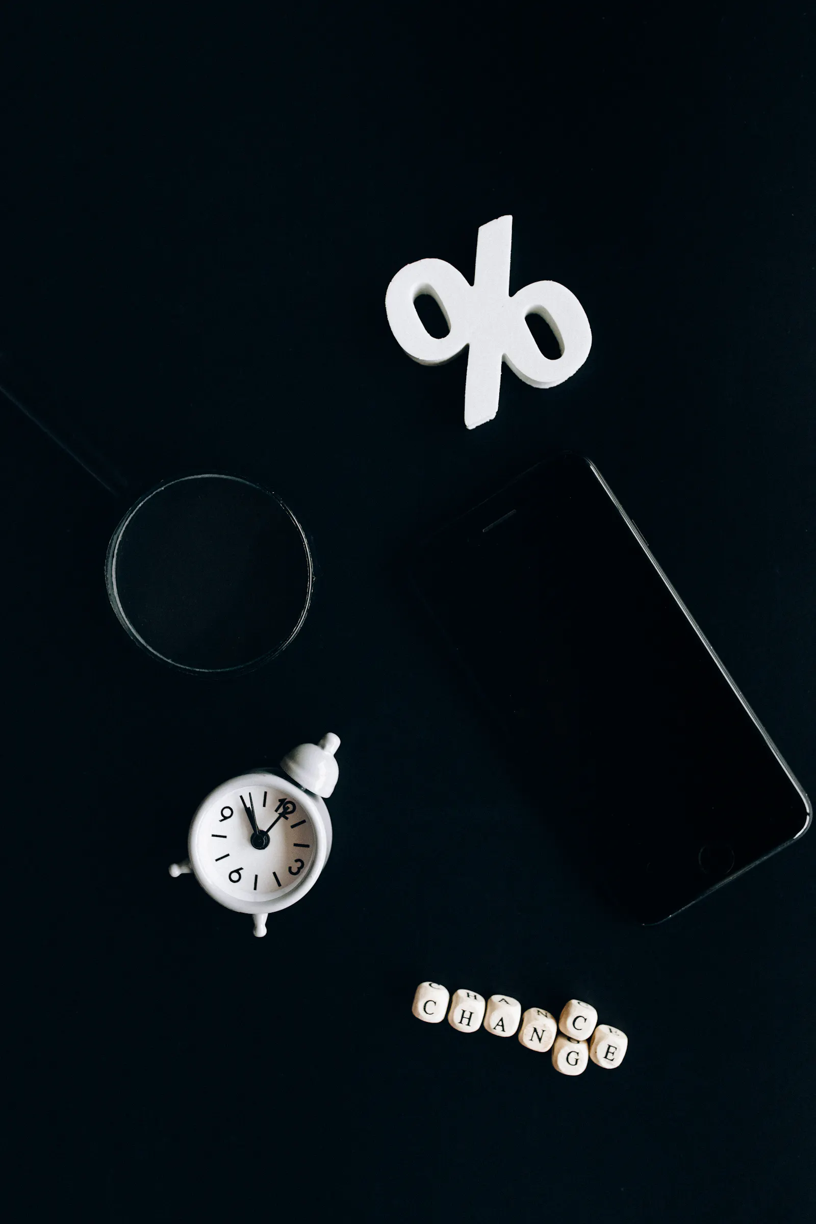 Operator overlooking trading floor with multiple screens showing market heatmaps.